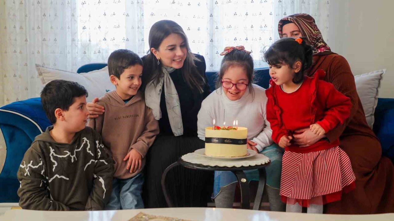 Esra Masatlı, down sendromlu Fatma’nın doğum günü mutluluğuna ortak oldu