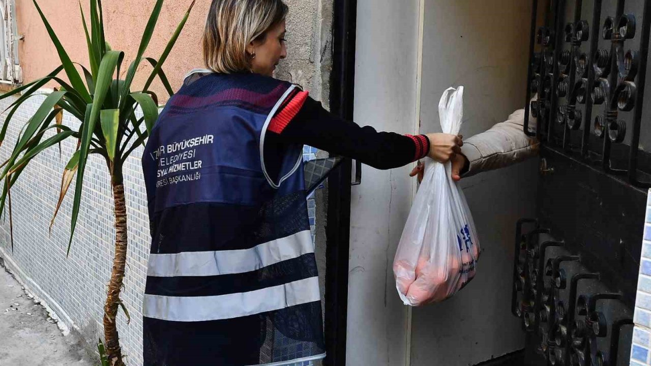 İzmir’de 5 ton mandalina örnek iş birliği ile dağıtılıyor