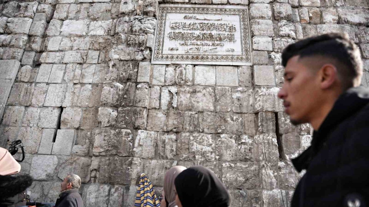 Emevi Camii’nin duvarındaki Hafız Esad’ın ismi çekiçle kazındı