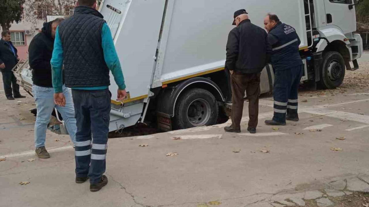 Okuldaki basketbol sahası çöktü, çöp kamyonu çukura düştü