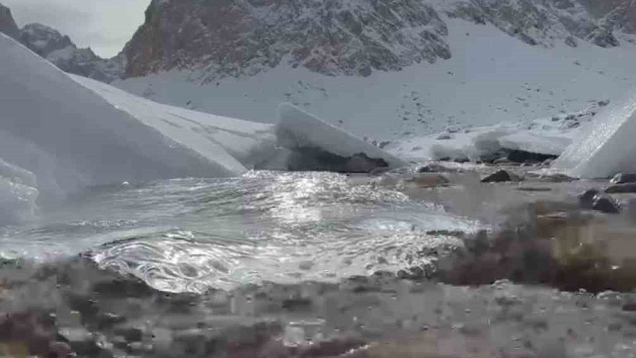 Hakkari’nin saklı cenneti kar ve buzla kaplandı