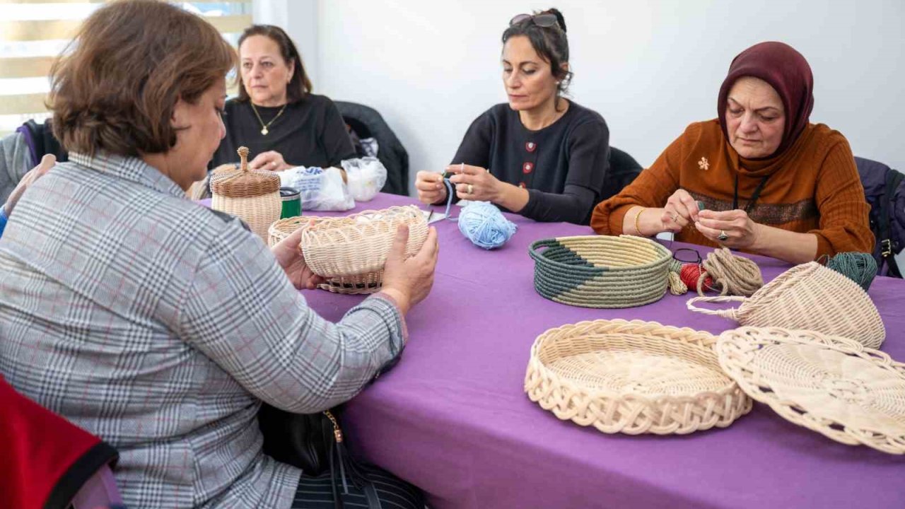 Kadınlar el işi kurslarında yeteneklerini keşfediyor