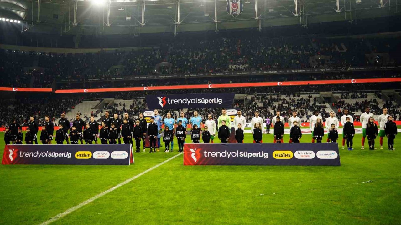 Trendyol Süper Lig: Beşiktaş: 1 - Corendon Alanyaspor: 1 (Maç devam ediyor)