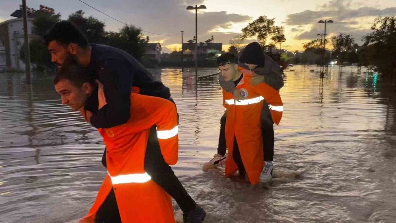 Manavgat’taki su baskınlarında mahsur kalan vatandaşlar botla kurtarıldı