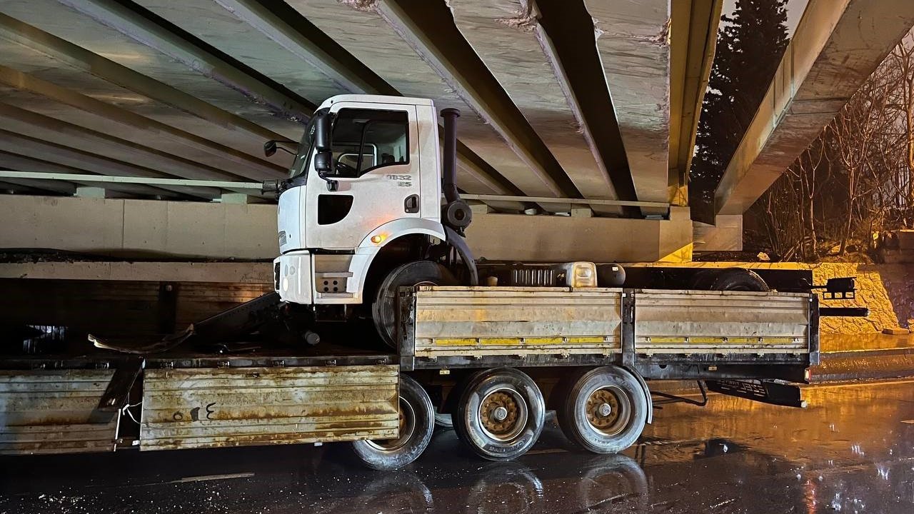 Bakırköy’de aynı üst geçitte yine kaza: Tır dorsesindeki çekici üst geçide böyle çarptı