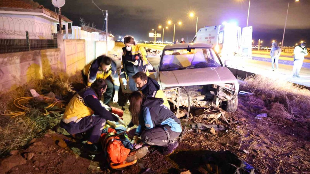 Yoldan çıkan Tofaş otomobil refüje girerek hurdaya döndü: 2 yaralı