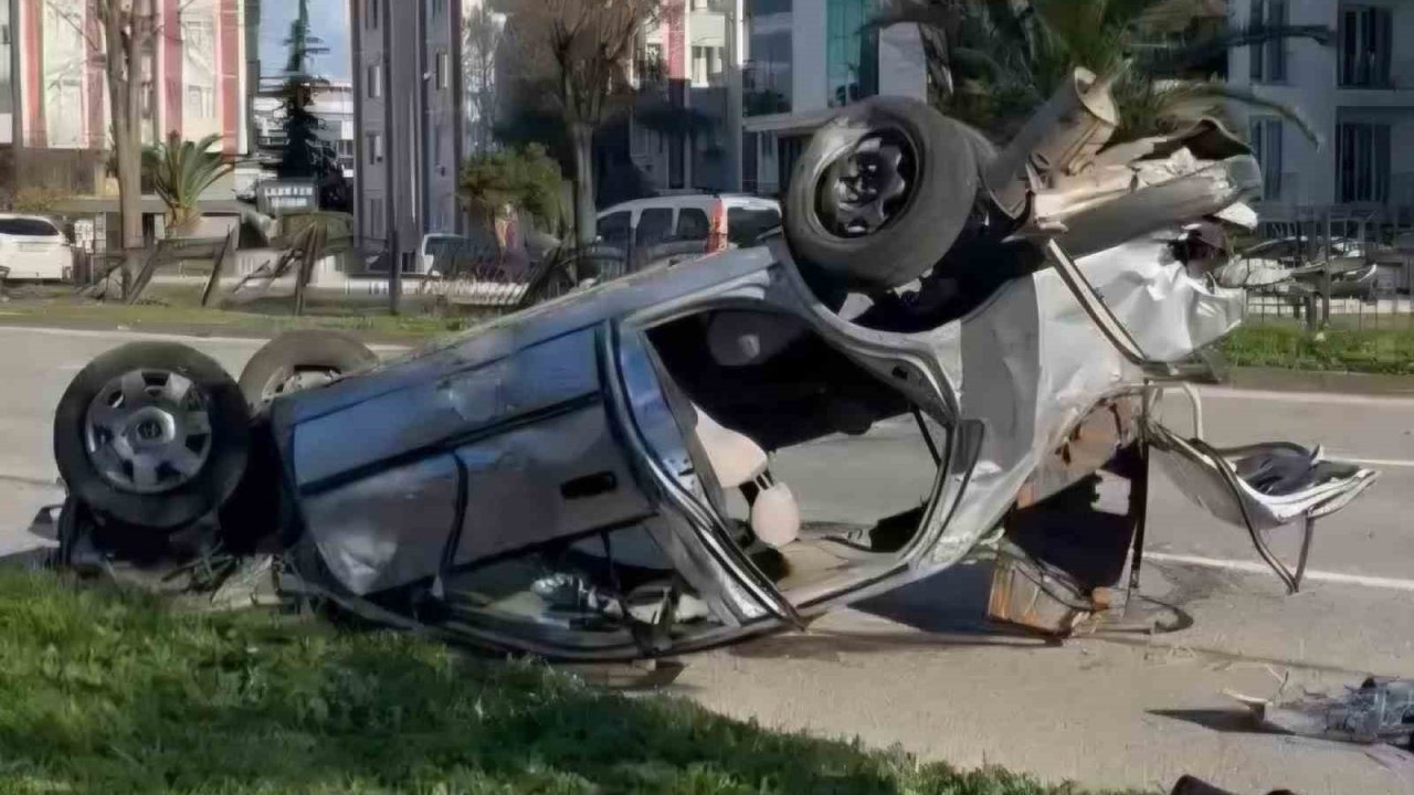 Samsun’da otomobili demir korkuluklara çaptı: 2 yaralı