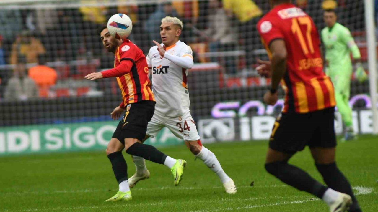 Trendyol Süper Lig: Kayserispor: 1 - Galatasaray: 2 (İlk yarı)