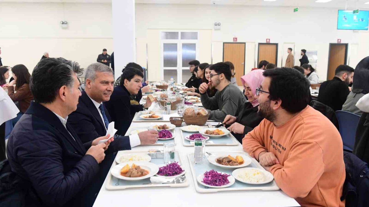 Yıllar önce öğrenci olarak geldiği yemekhaneye şimdi rektör olarak geldi