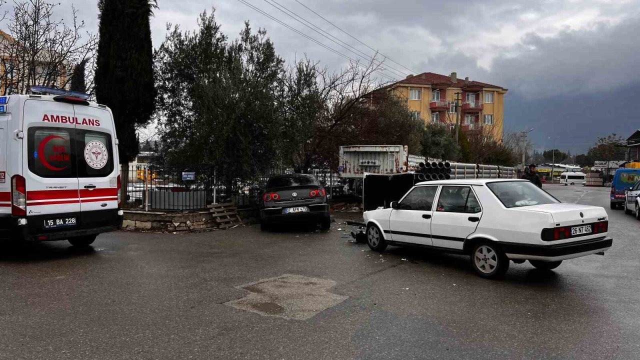 Burdur’da ehliyetsiz genç kaza yaptı: 1 yaralı