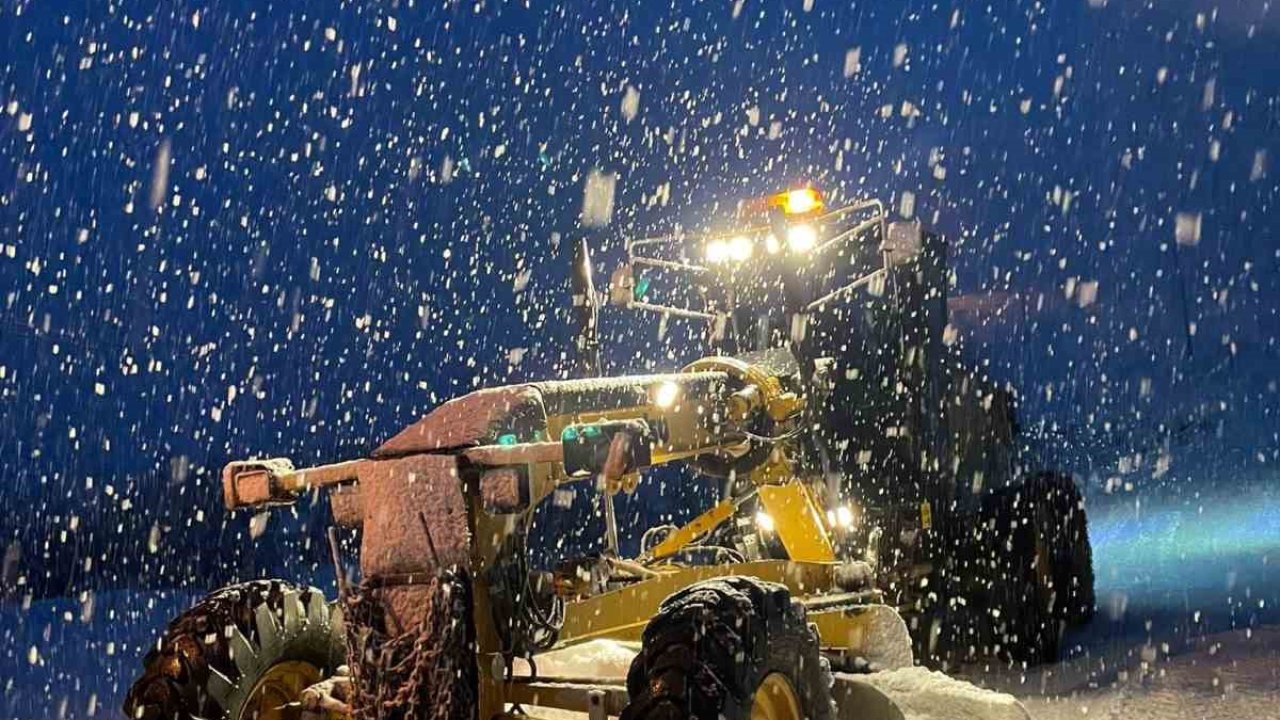 Tunceli’de kardan kapanan 65 köy yolunda çalışmalar sürüyor