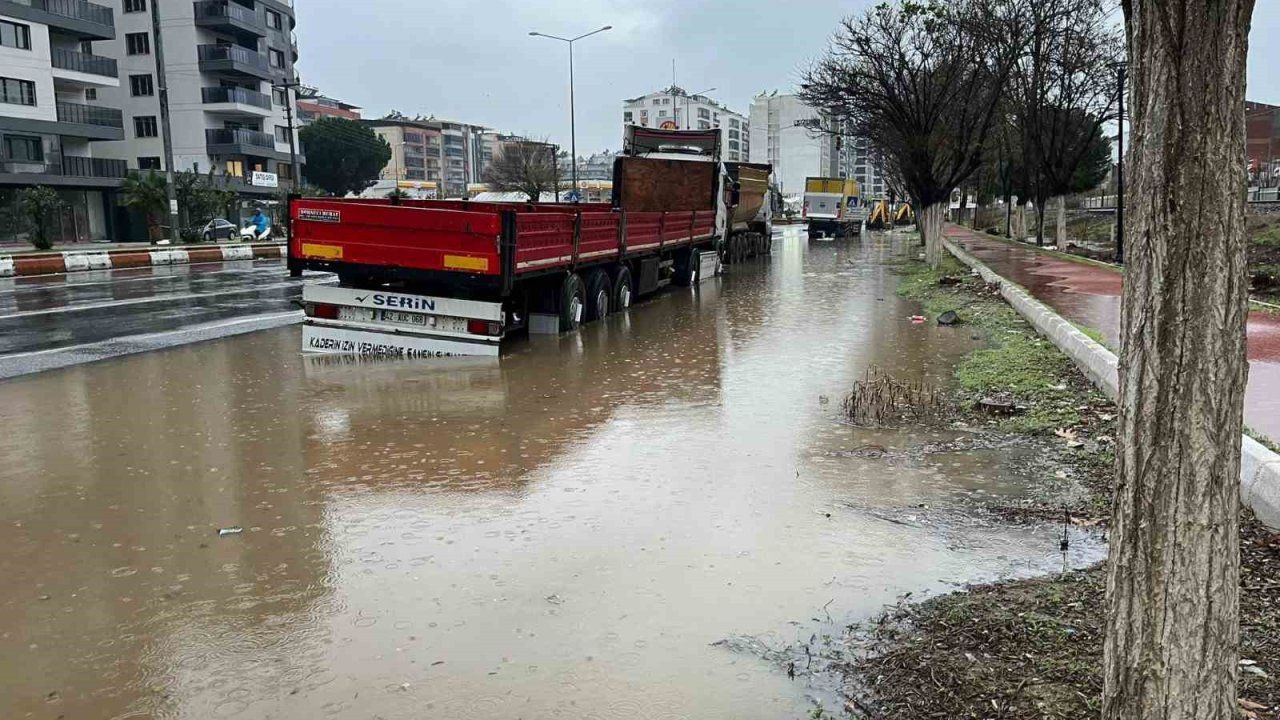 İncirliova’da karayolu göle döndü