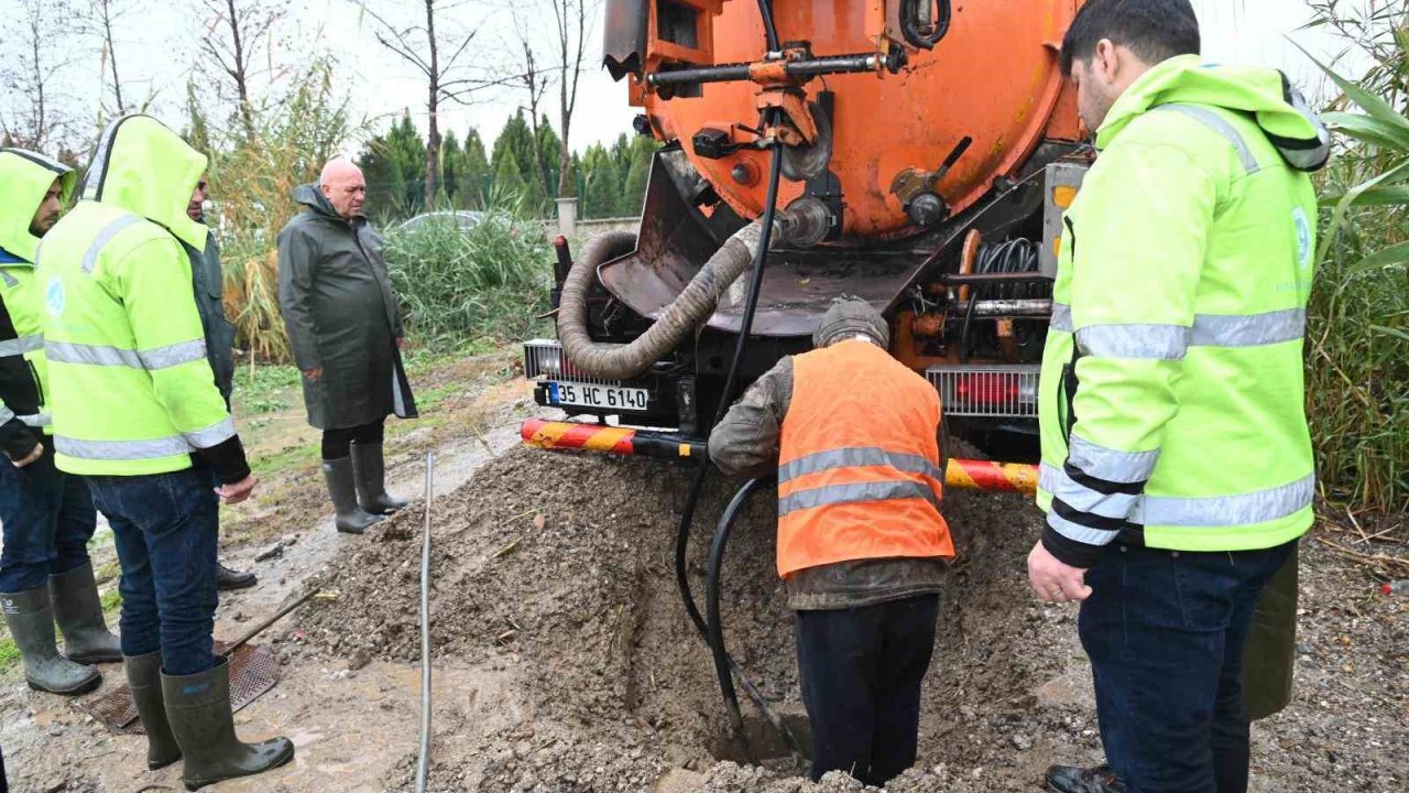 Şiddetli yağışa karşı sahada mücadele sürüyor