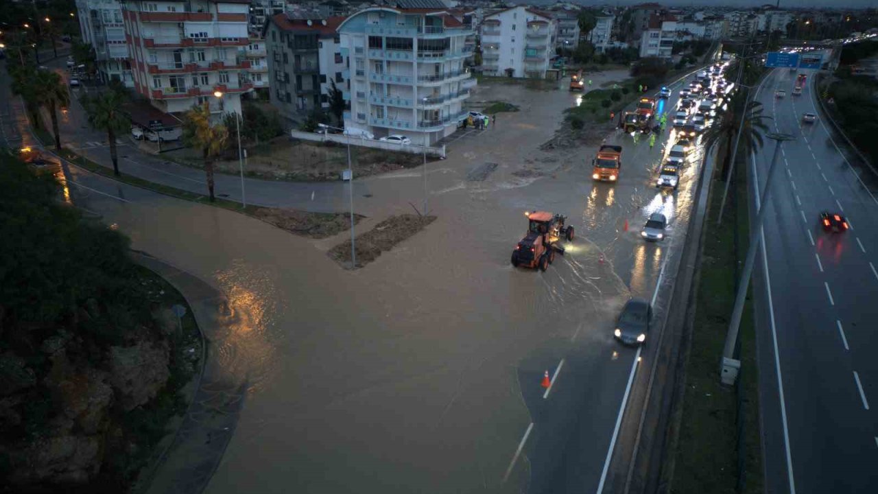 Manavgat’ta yoğun yağış etkili oldu, yollar göle döndü