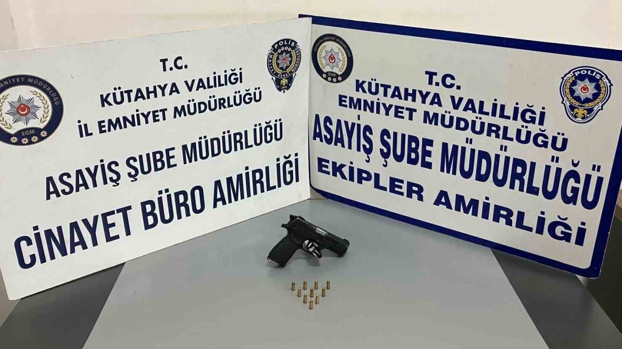 Kütahya’da ruhsatsız silah operasyonu, şüpheli kaçmaya çalışırken yakalandı