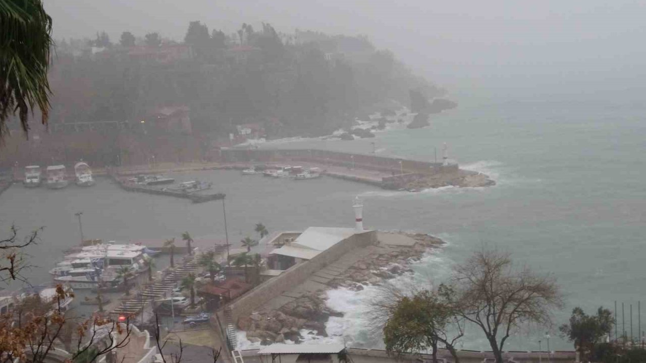 Antalya’da yağmur trafiği aksattı, Konyaaltı Sahili sisle kaplandı