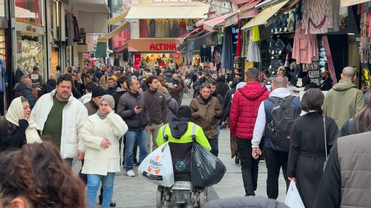 Sultanbeyli’de engelli seyyar satıcı emekli olma hayali ile yaşıyor