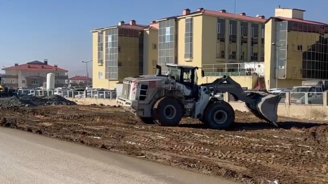 Yüksekova Devlet Hastanesi’nin yolu asfaltlandı