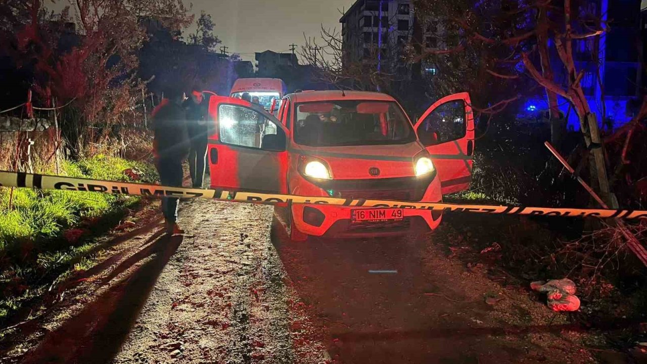 Önce öldürdü, sonra polislere aletiyle teslim oldu