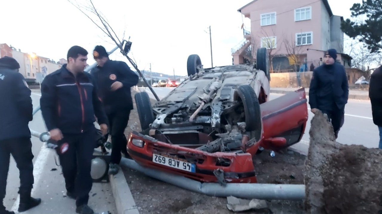 Refüje çıkıp ters dönen otomobilin sürücüsü yaralandı