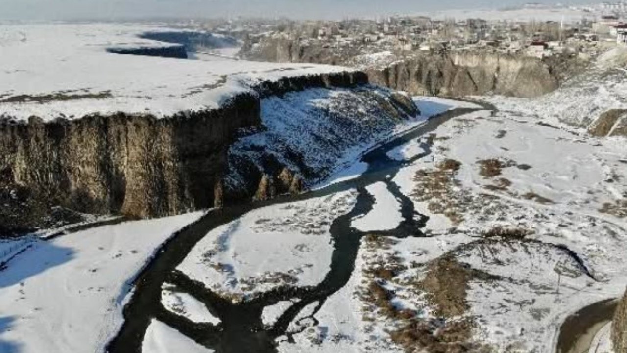 Murat nehri buz tuttu