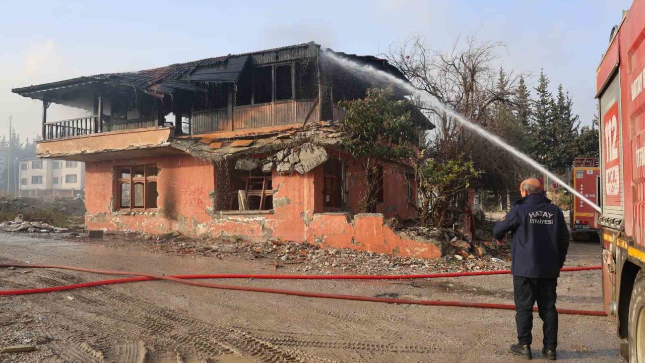 Hatay’da 2 katlı bina alevlere teslim oldu