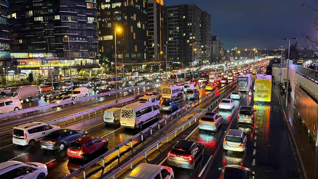 İstanbul’da mesainin son gününde trafik yüzde 90 oldu