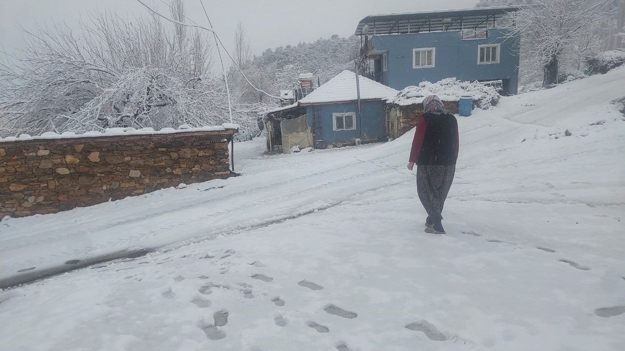 Alaşehir’e mevsimin ilk kar yağışı başladı