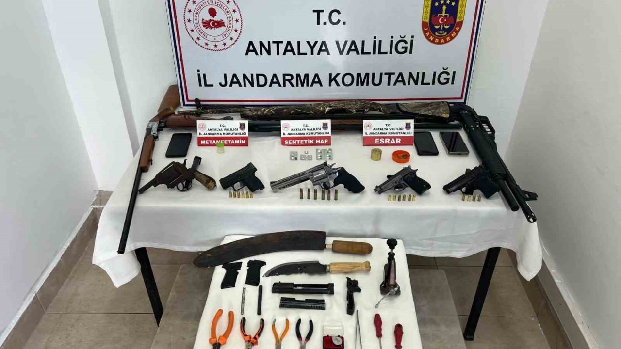 Antalya’da jandarmadan ruhsatsız tabanca ve uyuşturucu operasyonu