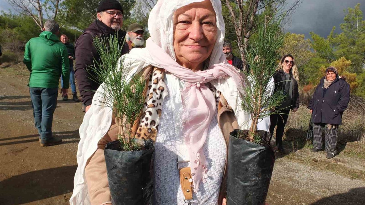 Burhaniye de 83’ lük Leyla nine ağaç dikti