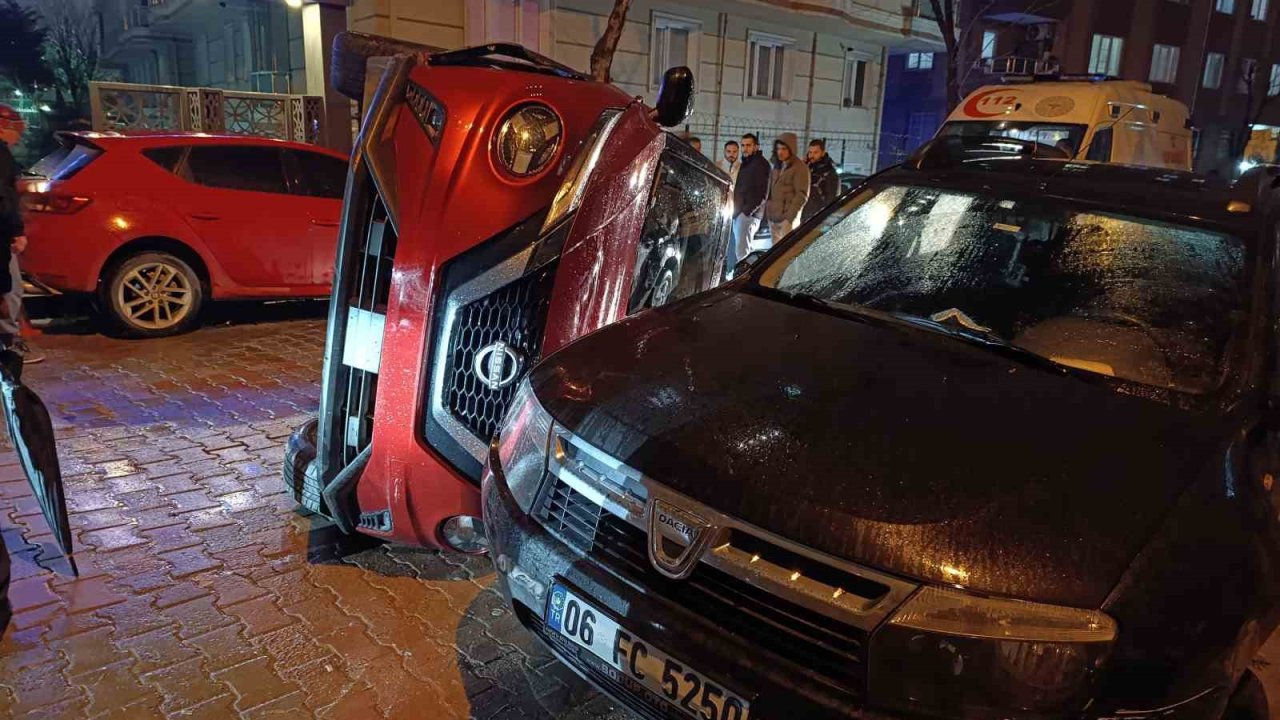 Bahçelievler’de önüne kedi çıkan sürücü iki araca çarptı