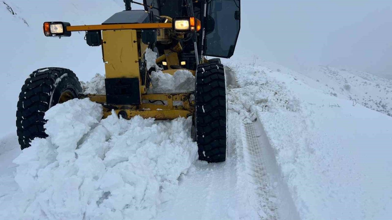 Elazığ’da 31 köy yolunu açma çalışması sürüyor