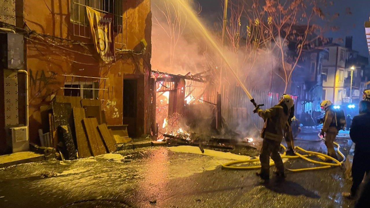 Beyoğlu’nda 3 katlı ahşap bina alevlere teslim oldu