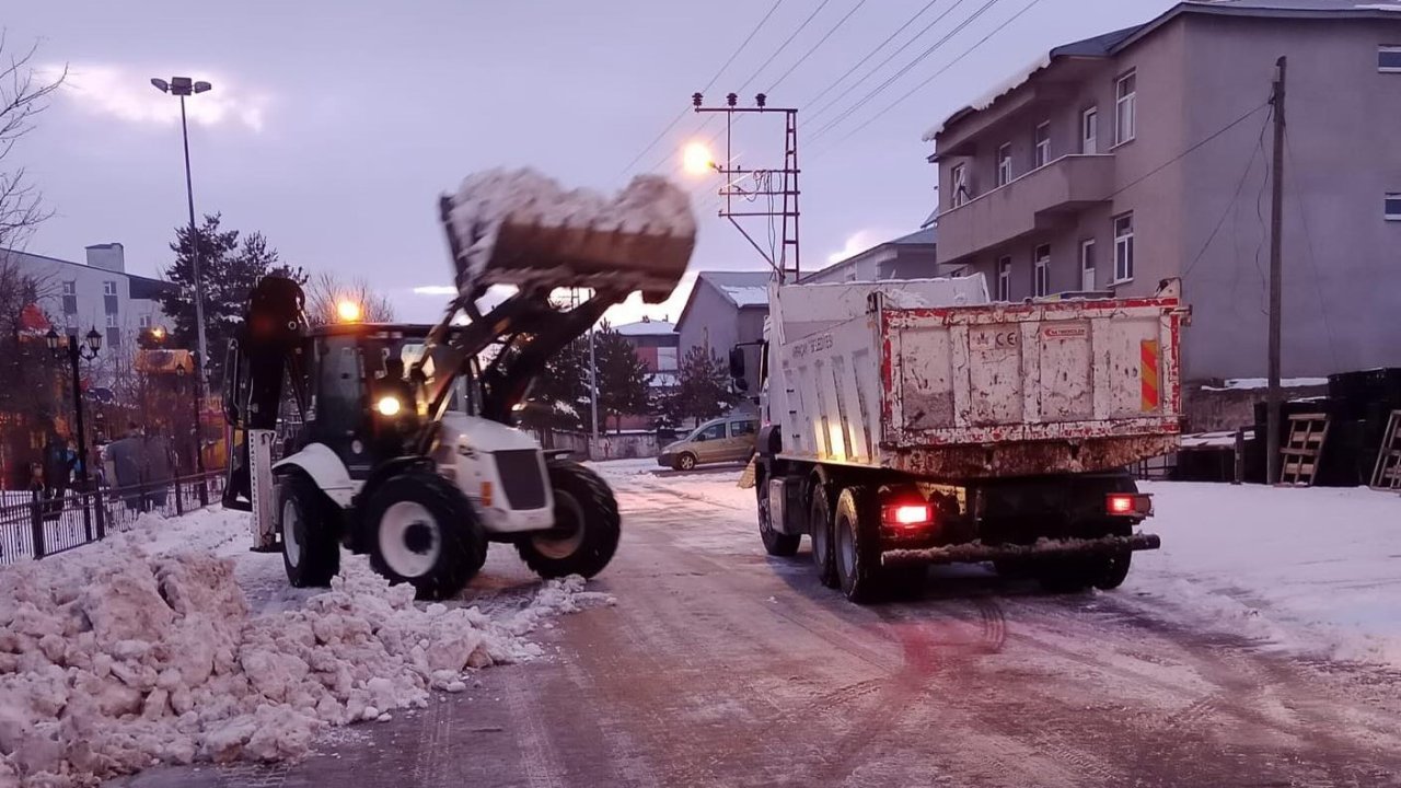 Arpaçay Belediyesi’nden kar temizliği