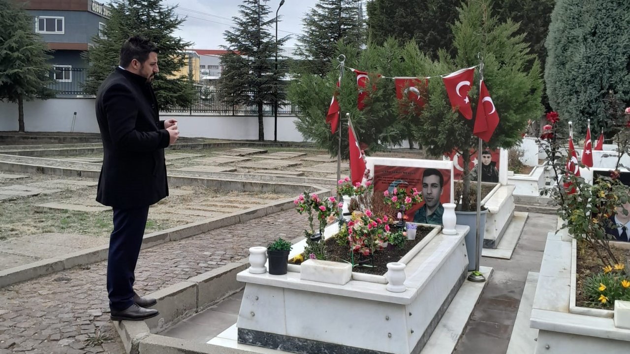 EMŞAV İl Başkanı, şehit aileleriyle birlikte şehitlikleri ziyaret etti