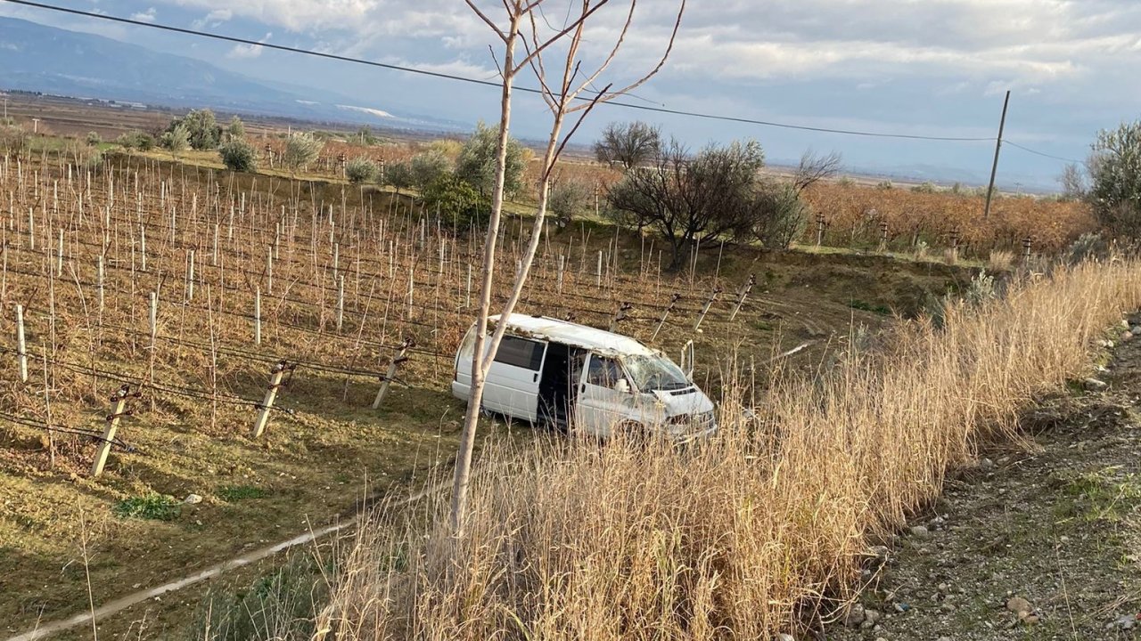 Kontrolden çıkan araç üzüm bağına uçtu