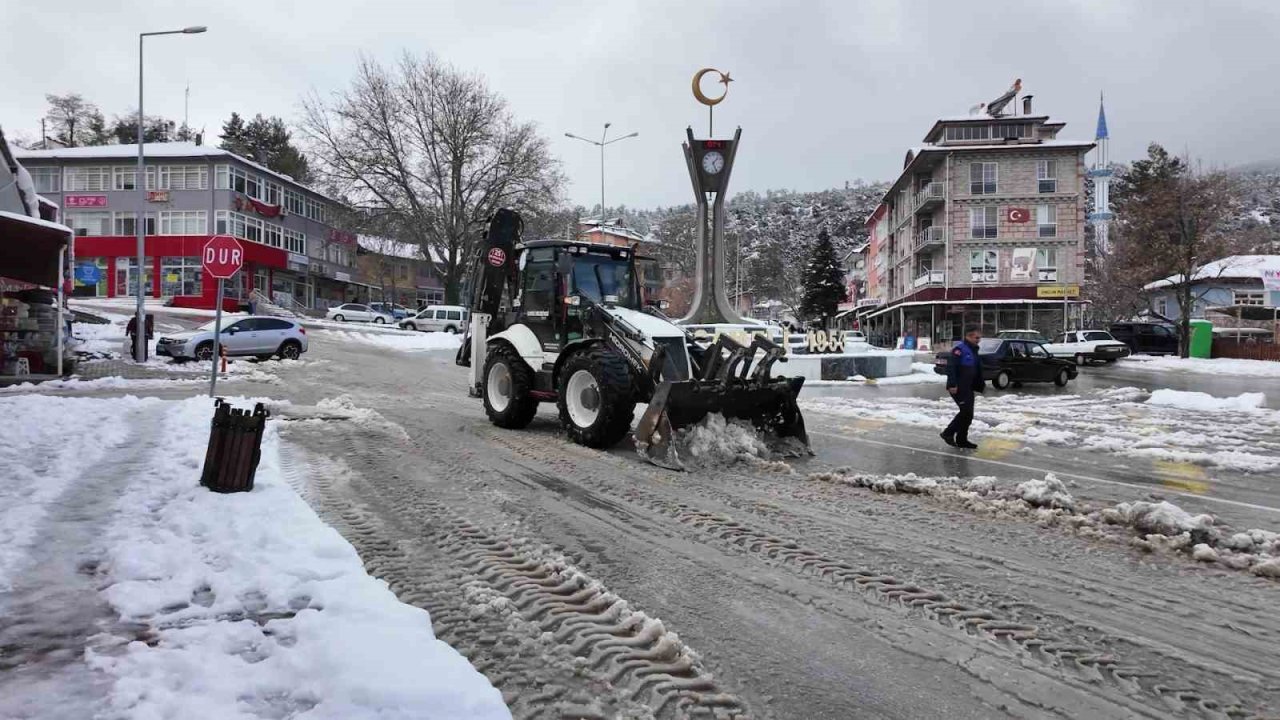 Çameli ilçe merkezinde kar temizliği çalışmaları tamamlandı