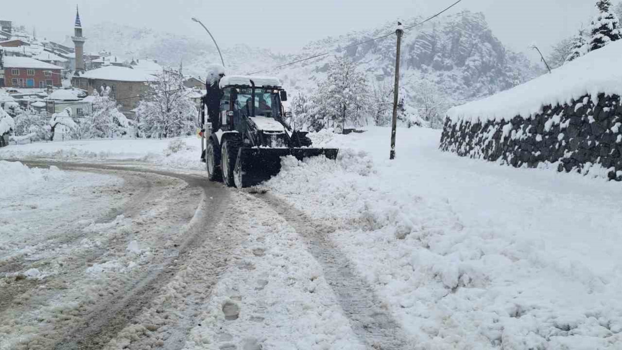 Kar kalınlığının yarım metreyi bulduğu bölgelerde mücadele sürüyor