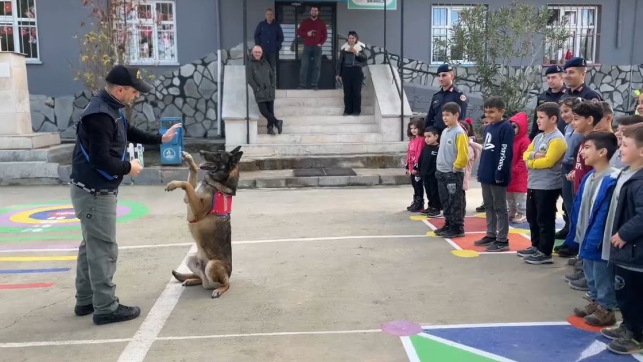 Jandarma çocukların yüzünü güldürdü