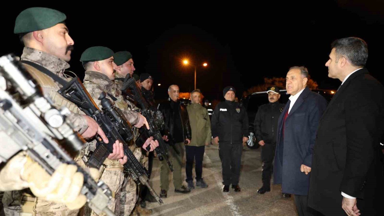 Vali Usta, yılın son ve ilk bebeklerine altın taktı