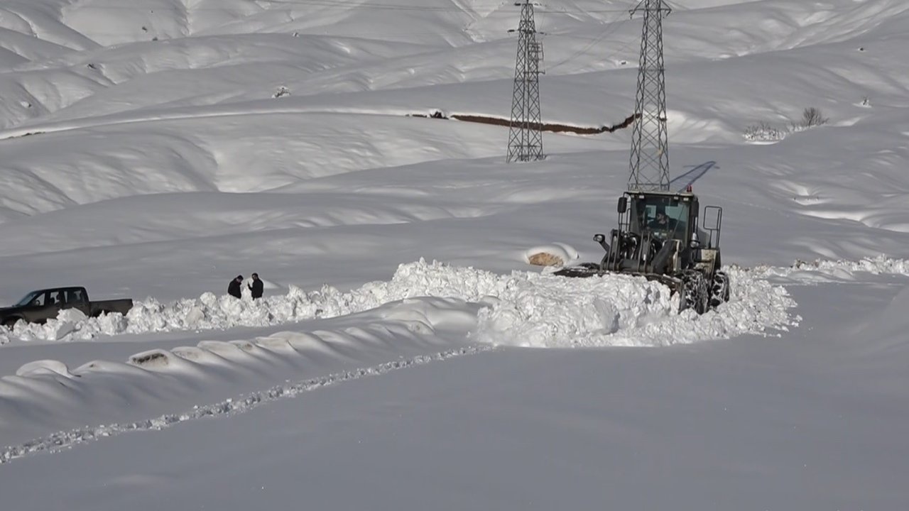 Muş’ta kar yağışı ve tipi nedeniyle kapanan köy yolları ulaşıma açıldı