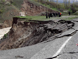 Kars'ta Yol Aras Nehri'ne Kayıyor