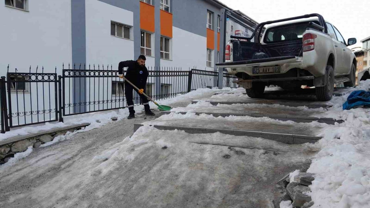 Hakkari’de Sibirya soğukları: Yollar ve merdivenler buz tuttu