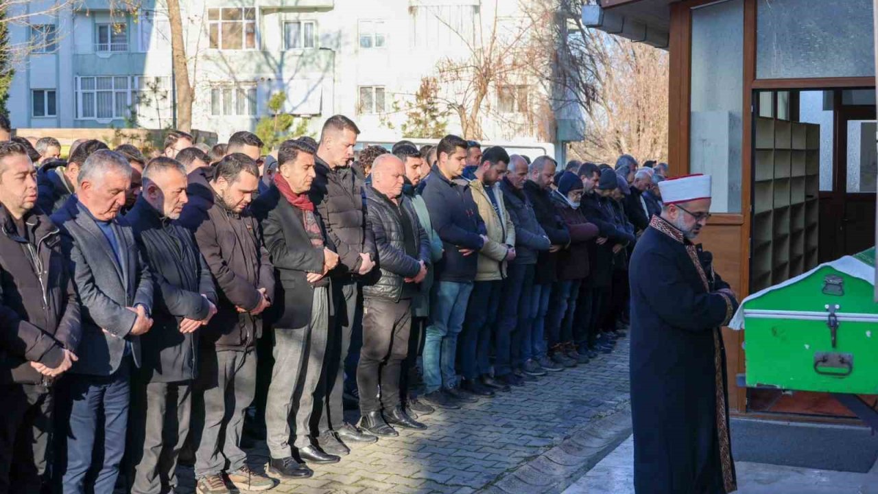 Gözyaşları arasında son yolculuğuna uğurlandı