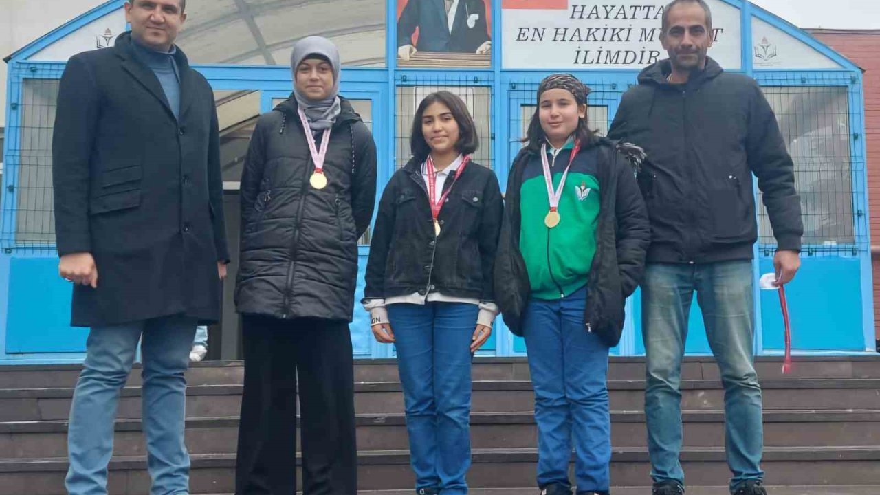 Eskişehir Orgeneral Halil Sözer Ortaokulu ‘Kick Boks’ müsabakalarında 4 madalya kazandı