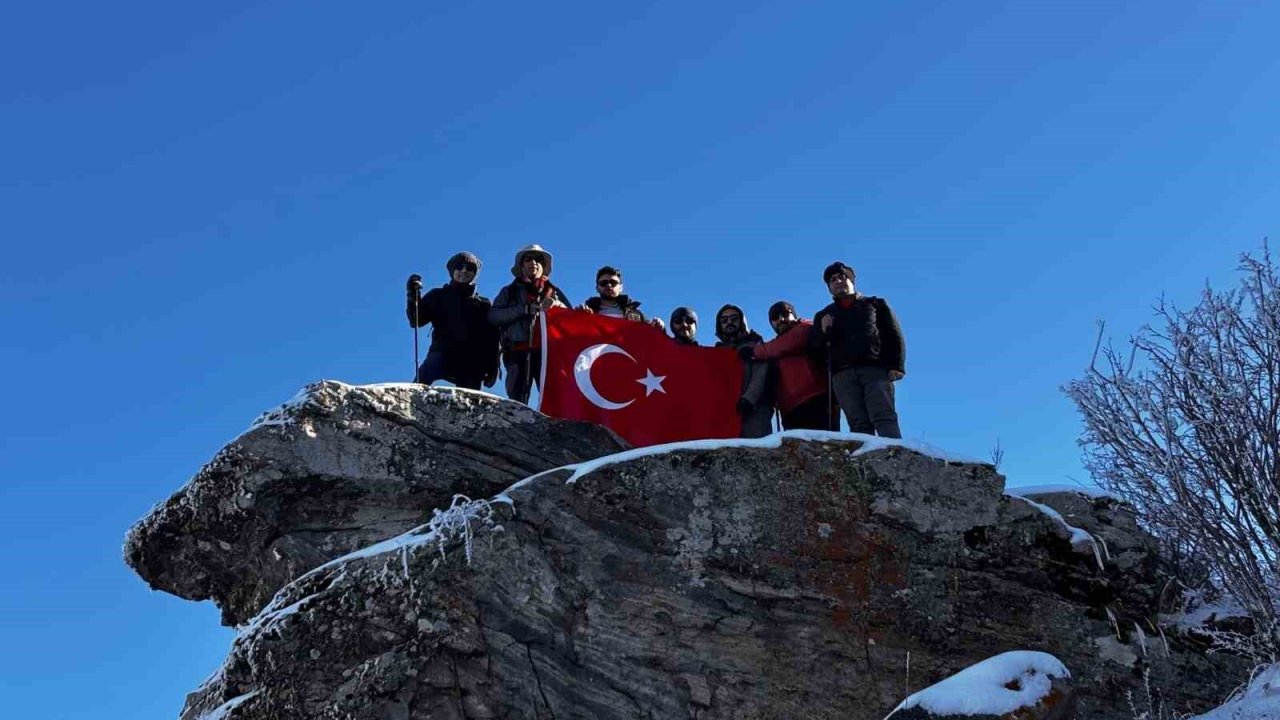 Kırşehir’de dağcılar Gönül Dağı’na çıkarak Türk bayrağı açtı