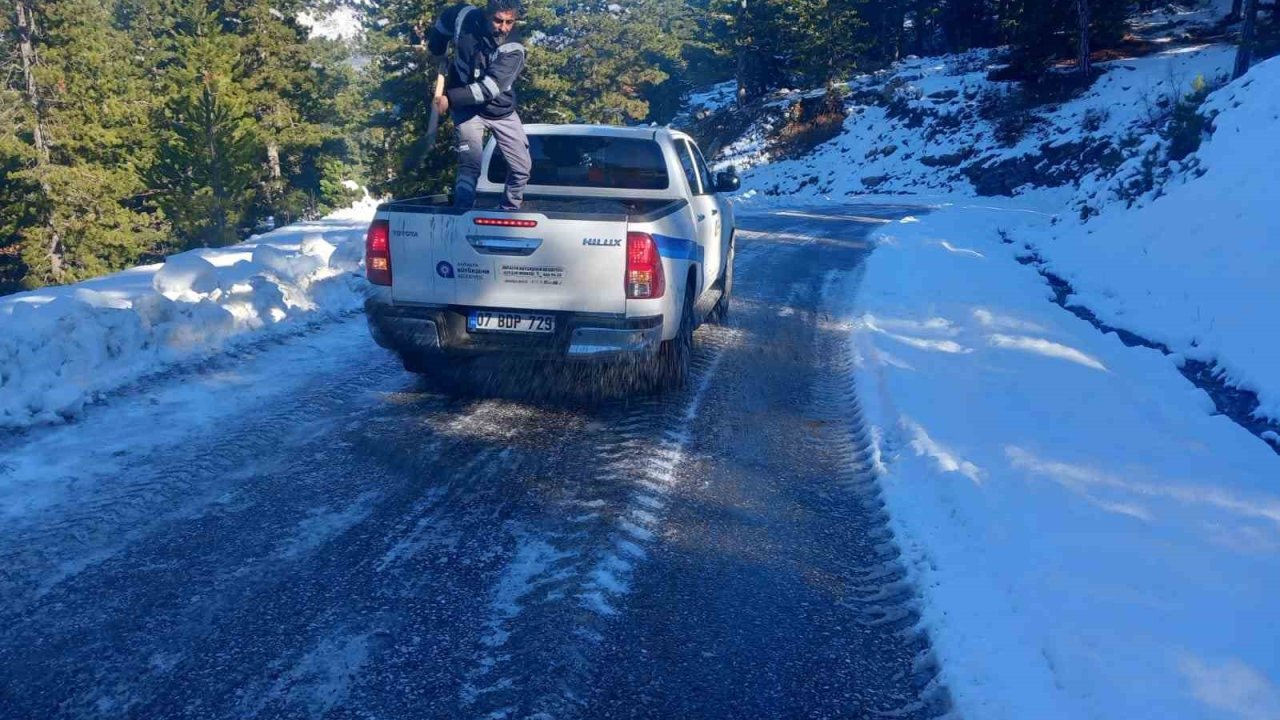 Alanya Taşatan yolunda tuzlama çalışması