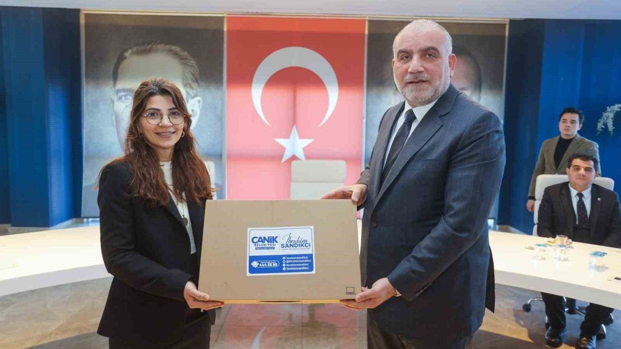 Başkan İbrahim Sandıkçı’dan öğretmenlere laptop