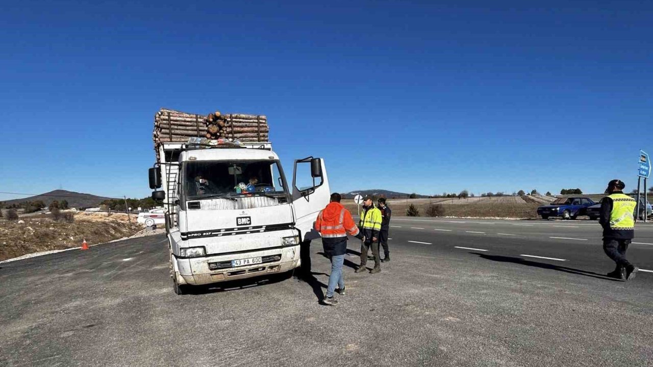 Kütahya’da orman emvali yüklü araçlar denetlendi