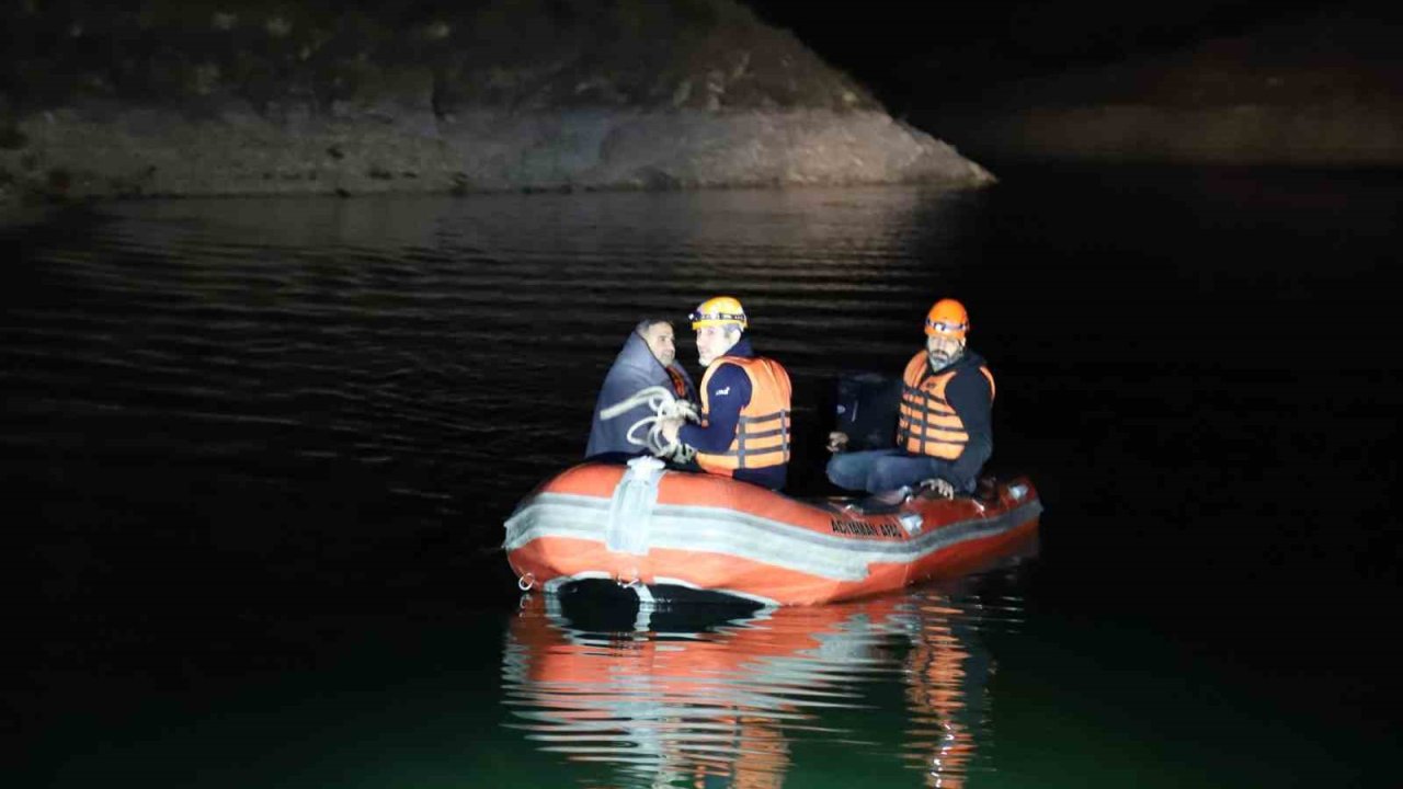 Adıyaman’da barajda alabora olan balıkçı teknesinden 2 kişi kurtarıldı